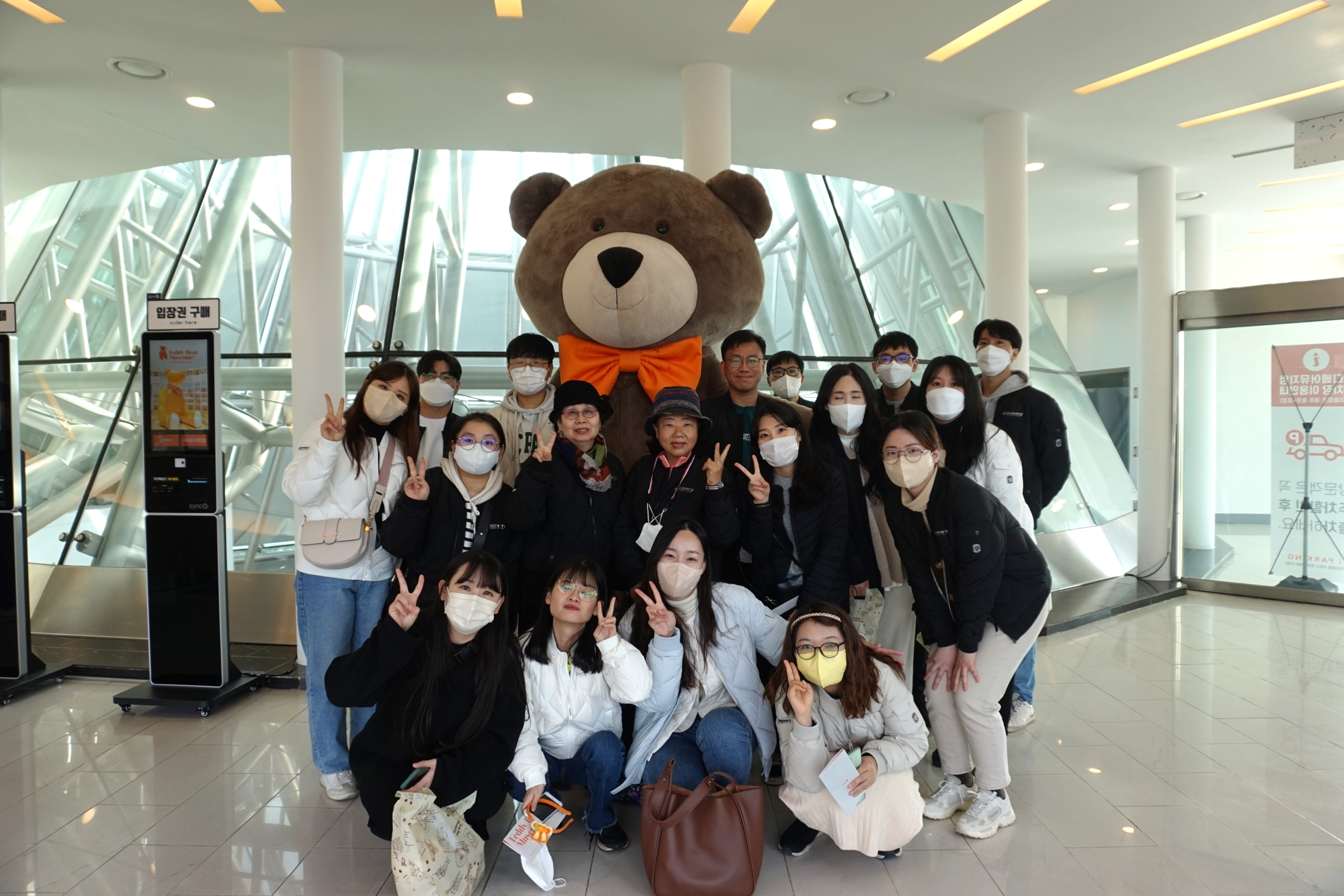 2022년 우수사원 포상여행의 직원 단체 사진 2