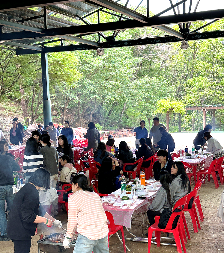 2023년 위드유 봄맞이 춘계행사의 직원들이 식사하는 모습